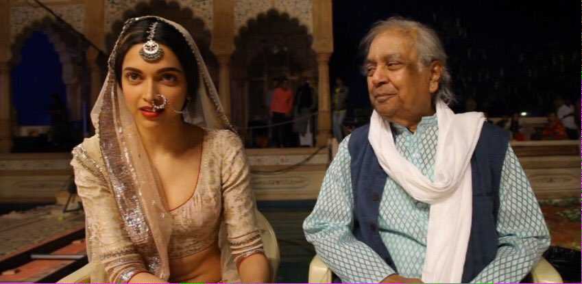 L to R: Deepika Padukone along with Pandit Birju Maharaj on the sets of 'Mohe rang do laal' song from Bajirao Mastani
